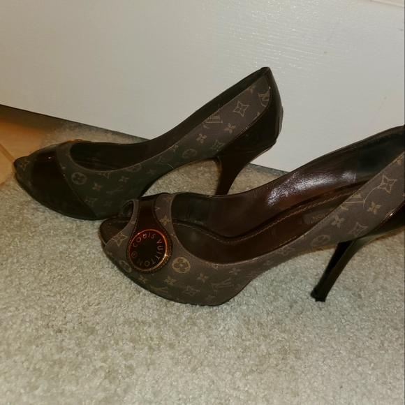 Louis Vuitton heels - Picture 1 of 3
